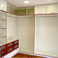Открытые и закрытые шкафы из ЛДСП, МДФ и стекла для большой гардеробной комнаты