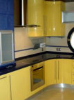 Желтая кухня с радиусными фасадами
