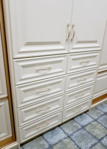 Белый шкаф в классическом стиле, фасады - МДФ крашеный