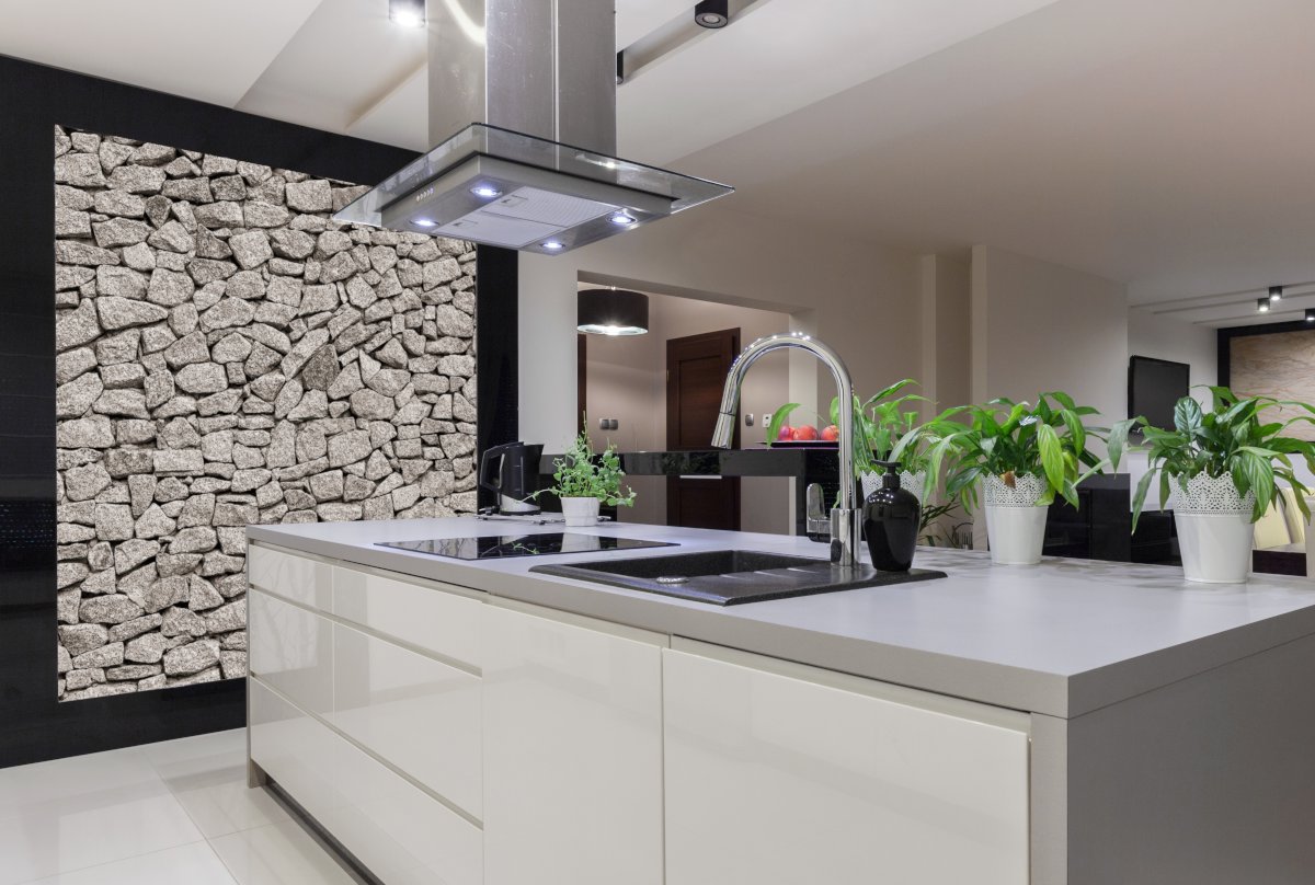Интерьер в современном стиле: кухонный остров без ручек, натуральный камень