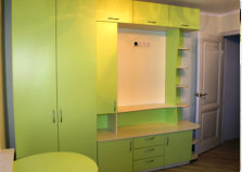 Комбинированный шкаф салатного цвета для детской