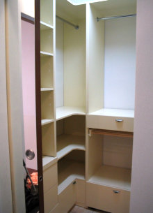 Компактная гардеробная, оборуодванная в кладовке типовой квартиры