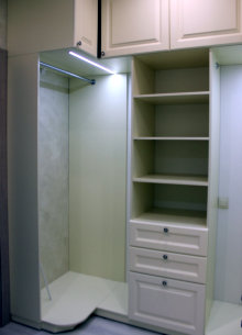 Шкафы с отделениями для одежды, полками и выдвижными ящиками для гардеробной комнаты