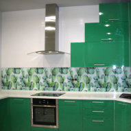 Кухонный гарнитур с фасадами из крашеного МДФ, зеленый
