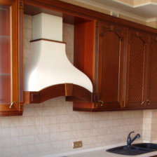 Кухонная вытяжка в классическом стиле, белая с древесным декором
