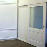 Межкомнатная дверь-купе из МДФ с матовым стеклом