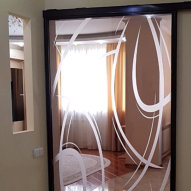 Прозрачная стеклянная раздвижная дверь с рисунком