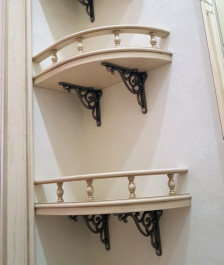 Закругленные угловые полочки в классическом стиле, закрепленные на стене прихожей
