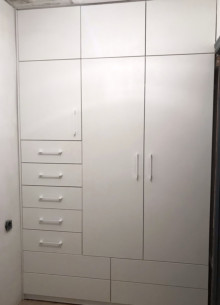 Белый матовый распашной шкаф для прихожей в стиле Минимализм
