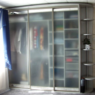 Шкаф-купе с матовыми полупрозрачными дверьми