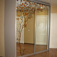 Зеркальный шкаф-купе с декором, выполненным методом заливного витража