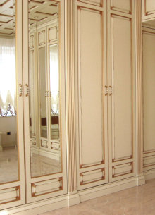 Зал, меблированный в классическом стиле: распашные шкафы со стандартными и зеркальными дверцами