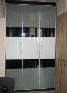 Распашной шкаф с рамочными дверями: алюминиевая рамка и стеклянное заполнение