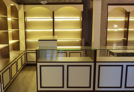 Мебель для магазина: витрины и стеллажи с подсветкой