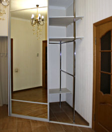 Встроенный в угол комнаты шкаф мини-гардеробная с зеркальными раздвижными дверями