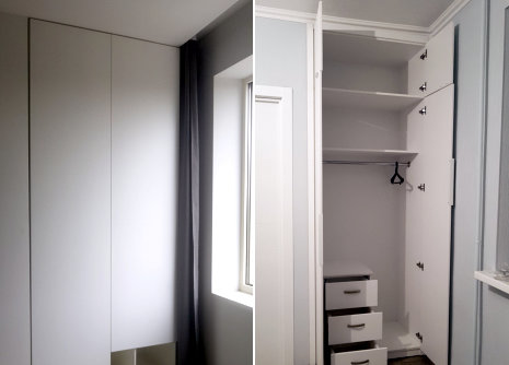 Два узких встроенных в ниши белых шкафа с распашными дверцами