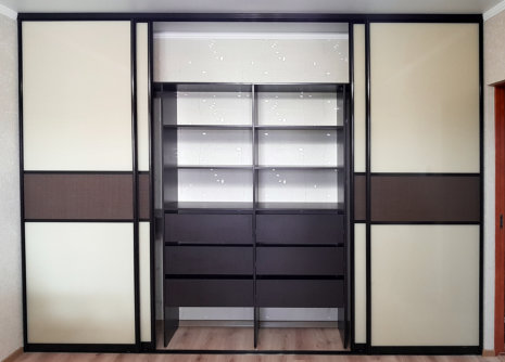 4-х дверный встроенный шкаф-купе: двери - на базе темного алюминиевого профиля, заполнение - комбинация светлого и темного цветного стекла