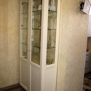 Шкаф-витрина из белого МДФ с фрезеровкой