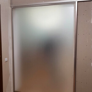 Широкая раздвижная дверь, матовое стекло