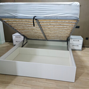 Кровать с отделением для хранения и подъемым механизмом