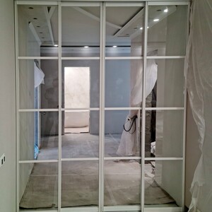 Раздвижные двери с прозрачными стеклами