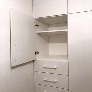 Белый распашной шкаф
