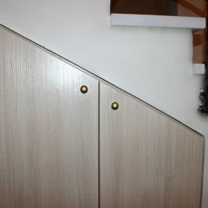 Распашной шкафчик встроенный под лестницу
