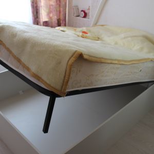 Кровать с подъемником