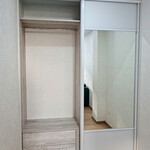 Встроенный шкаф-купе с зеркальными вставками [7]