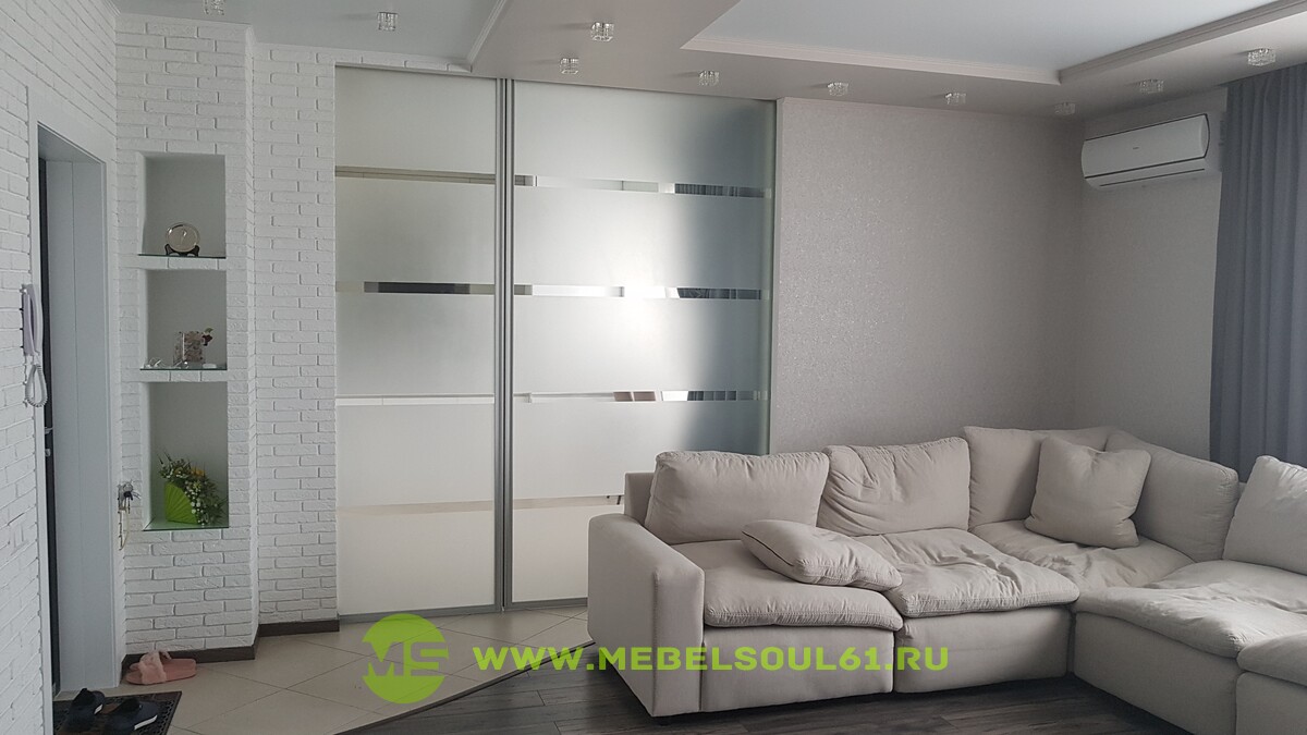 Минималистичная гостиная: кирпичные стены, крашеные в белый цвет, раздвижная стеклянная перегородка